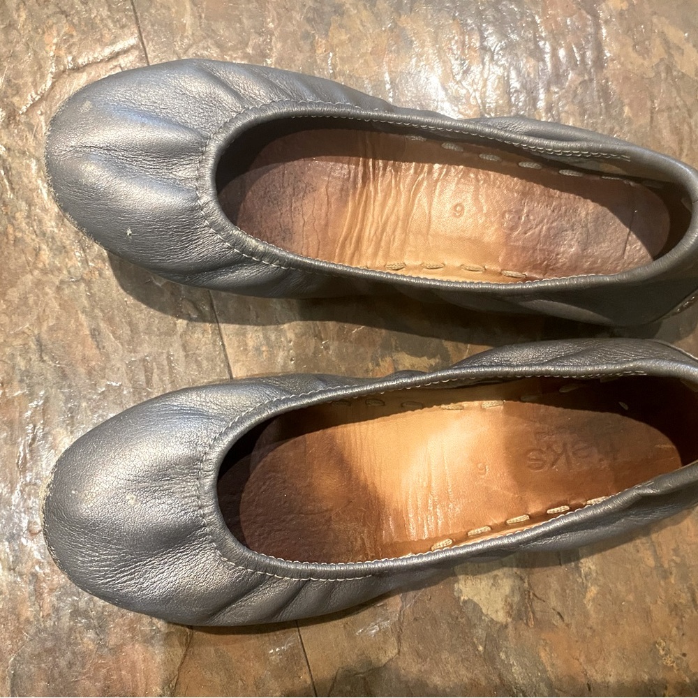 Worn size 6 pewter Tieks